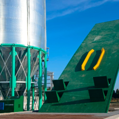 vista de una plataforma volcadora operativa en una planta de silos